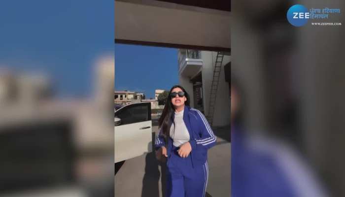 नीले रंग का लोवर और जैकेट पहनकर प्रांजल दहिया ने हरियाणवी स्टाइल में बनाया रील