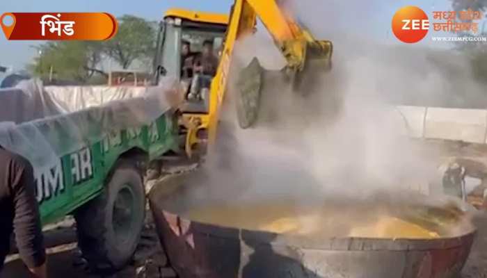VIDEO: JCB, मिक्सर मशीनों से बन रहा खाना, धर्म के काम में ऐसे हो रहा उपयोग