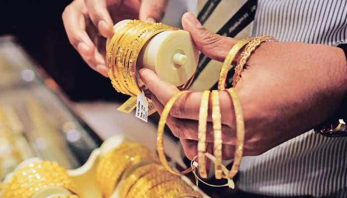 सोना हर दिन हो रहा महंगा, अब 59000 के करीब पहुंचा भाव, चांदी भी 1500 रुपये हुई महंगी