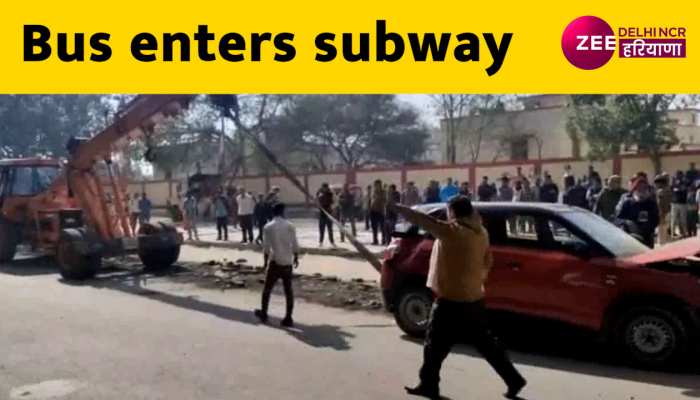 कार को बचाने के चक्कर में Subway में जा घुसी DTC बस