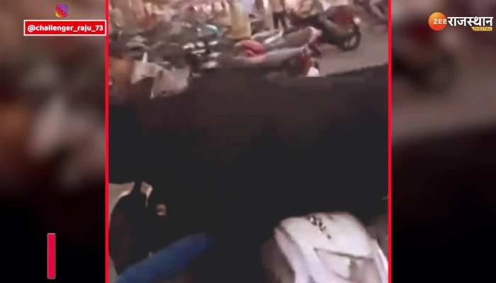 Viral Video : पापा की परियों को देख पगलाया सांड, पीछे से कर दिया हमला