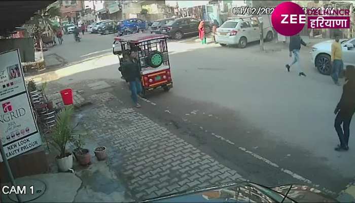 दिनदहाड़े मोबाइल स्नैचिंग की घटना आई सामने, CCTV में कैद हुई वारदात