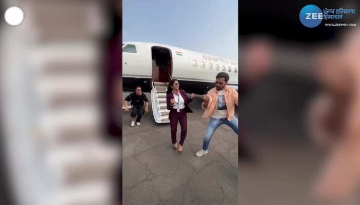 एयर होस्टेस के संग अक्षय कुमार-इमरान हाशमी ने किया Main Khiladi Tu Anari गाने पर डांस
