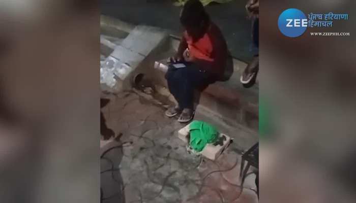 अमृतसर में गलियों के बीच बैठ युवक बना रहा नशे का सिगरेट, वीडियो वायरल