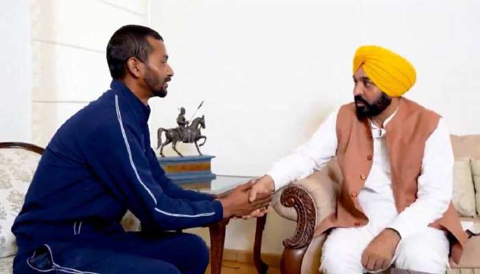 Bhagwant Mann helps Hockey Player: मजदूरी करने को मजबूर पूर्व हॉकी खिलाड़ी, अब मदद 