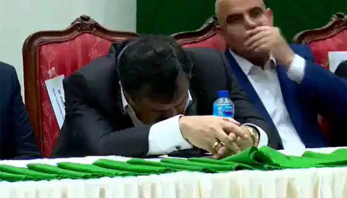 Viral Video: लाइव चल रही प्रेस कांफ्रेंस में सो गए मंत्री जी, CM गवर्नर भी थे मौजूद