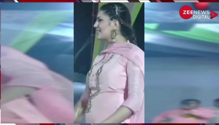 Sapna Choudhary पिंक सूट-सलवार में स्टेज पर ऐसी नाचीं, पीछे बैठे लोग लगे चिल्लाने फिर अचानक...