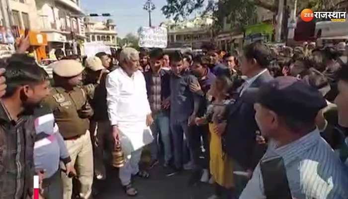 Kirodi Lal Meena : किरोड़ी लाल मीणा लालटेन लेकर सड़कों पर सरकार को ढूंढने निकले