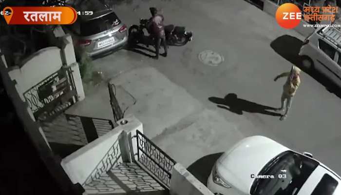 Viral Video: धक्का मार के ही चोरी कर ली बुलेट बाइक, 30 सेंकेड में ऐसे हुई चोरी