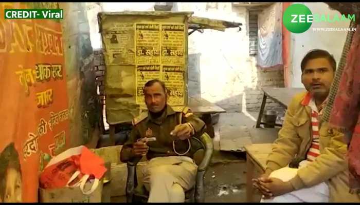 दुकान के अंदर वर्दी में ऑन ड्यूटी कानून हाथ में लेता UP पुलिस का Sub-Inspector!