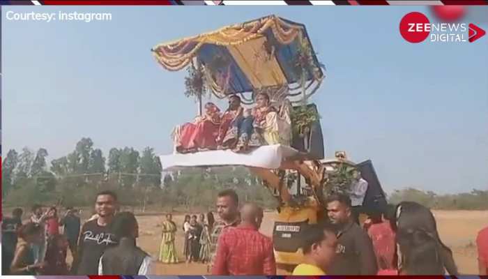 Viral Video: दुल्हा-दूल्हन को बुलडोजर पर बिठाकर निकाली बारात, गुजरात के नवसारी से सामने आया हैरान करने वाला वायरल वीडियो