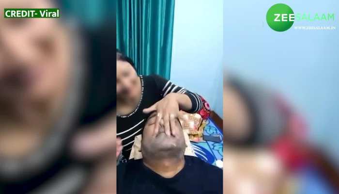 महिला अफसर ने किया अपने साथी अधिकारी का मसाज, लोगों ने बताया सरकारी नौकरी का डबल मजा!