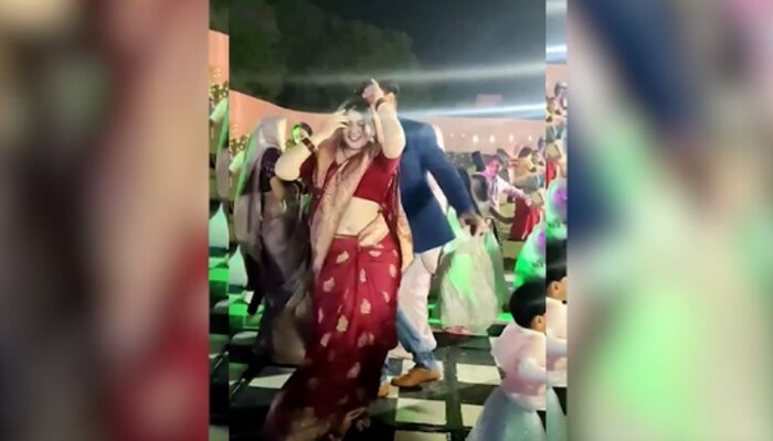 Viral Video  : लाल साड़ी में भाभी ने मटकाई ऐसी कमर,  खड़े होकर देखते रहे देवर 