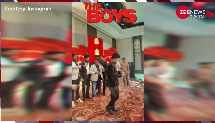 Viral Video: स्टेज पर पहुंचे दूल्हे के दोस्त तो उसी को थमा दिया फोन, फिर दुल्हन के साथ ली एक से एक सेल्फी