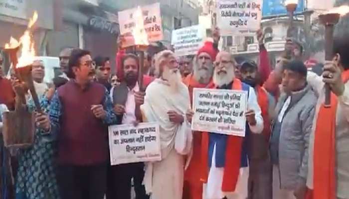 रामचरितमानस के अपमान के विरोध में उतरा यूनाइटेड हिंदू फ्रंट, निकाला विशाल मशाल जुलूस