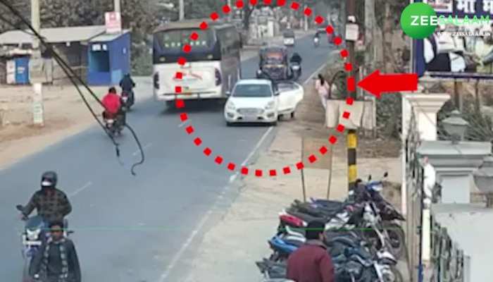 Muzaffarpur Viral Video: सड़क पर दिनदहाड़े हुई महिला के साथ जबरदस्ती, जबरन की गई गाड़ी में बैठाने की कोशिश