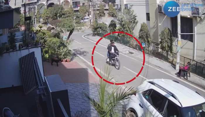 ਜਲੰਧਰ 'ਚ ਘਰ ਦੇ ਬਾਹਰ ਫੋਨ ਤੇ ਗੱਲ ਕਰ ਰਹੀ ਔਰਤ ਦੇ ਹੱਥੋਂ ਮੋਬਾਈਲ ਖੋਹ ਫਰਾਰ ਹੋਏ ਬਾਈਕ ਸਵਾਰ, CCTV 'ਚ ਕੈਦ ਹੋਈ ਘਟਨਾ 