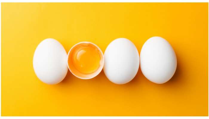 अंडे के साथ गलती से भी न खाएं ये चीजें, बिगड़ सकती है सेहत