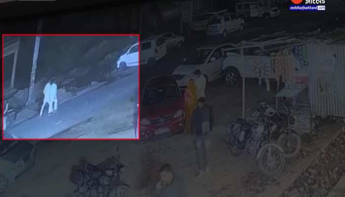 यूपी में बेखौफ बदमाशों ने पुलिस की मौजूदगी में प्रधान को सरेआम गाड़ी से उड़ाया, वायरल हुआ वीडियो