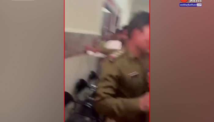 आरक्षक ने शराब के नशे में तीन लोगों को मारी टक्कर, फिर थाना प्रभारी की कर दी पिटाई, देखें वीडियो
