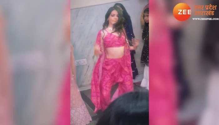 Desi Girl Viral Dance: शादी में आई लड़की ने चलाया ऐसा जादू, दीवाने बन बैठेंगे आप भी