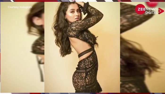 Tejasswi Prakash ने पहनी इतनी रिवीलिंग ड्रेस, देख लोगों ने कहा- उर्फी तो यूं ही है बदनाम, देखें इनका ये बोल्ड लुक