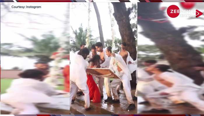 लड़कों के साथ Urfi Javed झूल रही थीं झूला, तभी फिसला पैर और जा गिरीं... फिर बोलीं- 'सच में हाए हाए हो गया...'