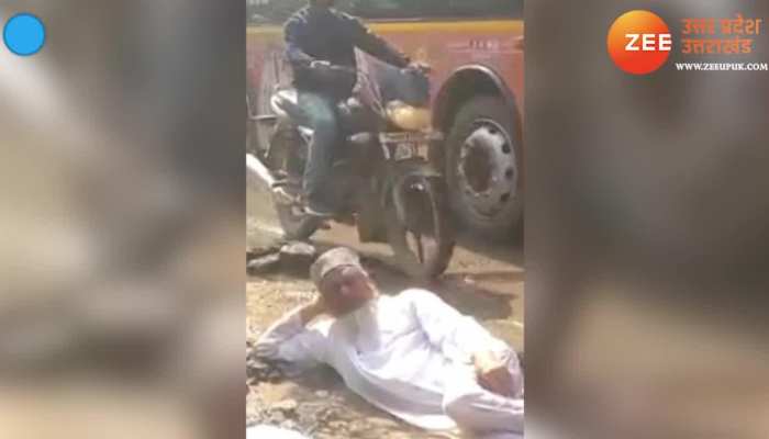 पूर्व पार्षद का अनोखा प्रदर्शन, जलकल विभाग की लापरवाही के खिलाफ सड़क पर गंदे पानी में लेटे