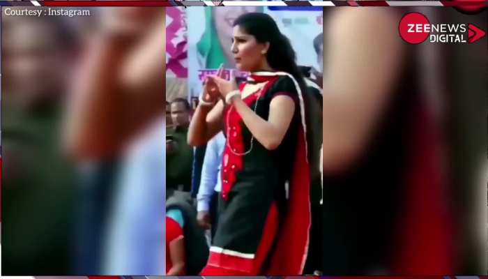 झुक-झुककर देसी क्वीन Sapna Choudhary ने पुलिस के सामने किया धमाकेदार डांस, फिर खुलेआम दे दिया Kiss...