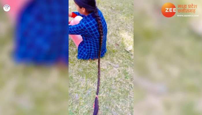 घास पर बैठी लड़की की लंबी चोटी देख जनता हुई हैरान,नागिन की धुन पर बनाया वीडियो...