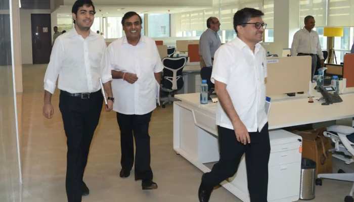 know about mukesh ambani right hand manoj modi director of reliance jio and  Reliance Retail | RIL Manoj Modi: मुकेश अंबानी का राइट हैंड कहलाता है ये  शख्‍स, हर बड़े फैसले के