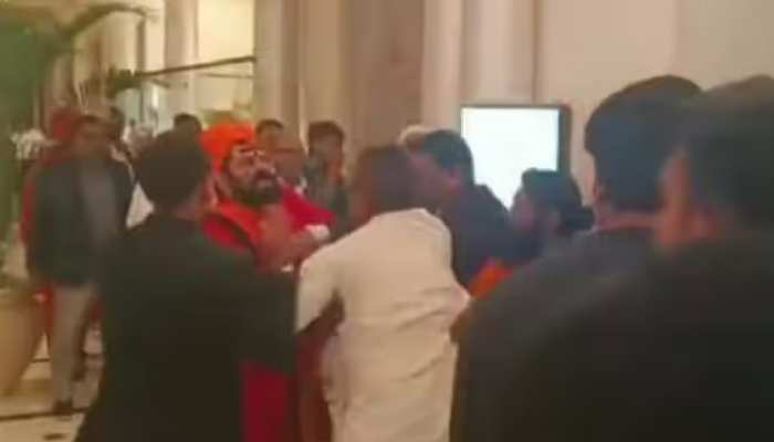 Fight between mahant rajudas and swami prasad maurya during tv debate allegation against each other in lucknow | Lucknow: स्वामी प्रसाद मौर्य और महंत राजू दास के बीच मारपीट, TV डिबेट में