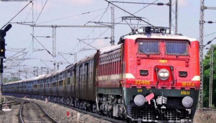 Indian Railways: ट्रेन में भूलकर भी न करें ये काम, वरना हो जाएगी 1 साल की जेल