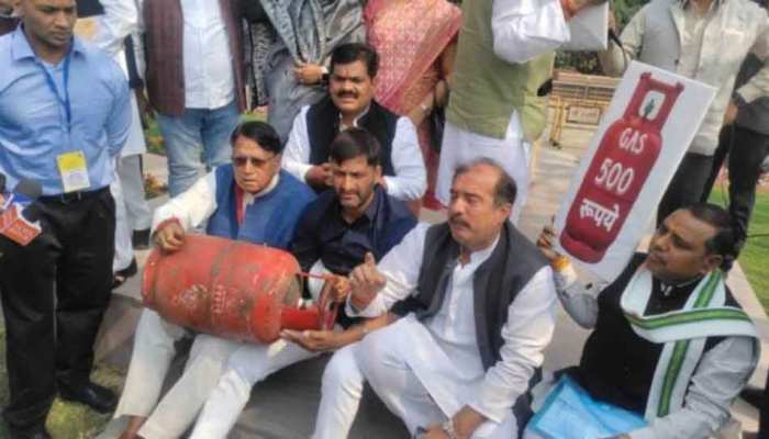 MP: LPG सिलेंडर के दाम बढ़े, विधानसभा में गैस की टंकी लेकर पहुंचे कांग्रेस विधायक