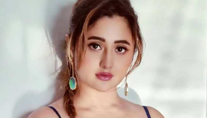 Rashami Desai: रश्मि देसाई का बेबाक अंदाज देख उड़े फैंस के होश, नजरें हटाना मुश्किल