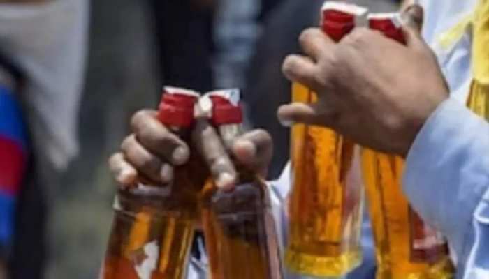 बिहार में अचानक तालाब से निकलने लगी शराब की बोतलें- Liquor bottles suddenly started coming out of the pond in Bihar