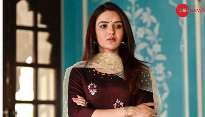 बीच सड़क पर ये कैसे चलने लगी हैं एक्ट्रेस Jasmin Bhasin. देखें ये वायरल वीडियो 