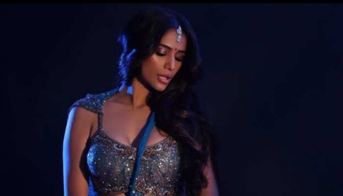 Poonam Pandey Video: रूमाल जितना पल्लू ओढ़ शर्माईं पूनम पांडे, दुल्हन की तरह सज-धजकर बोलीं- &#039;मेरे माही के लिए&#039;