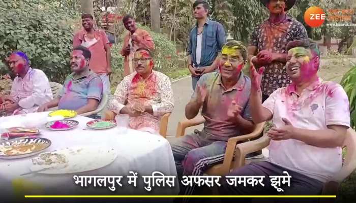 Kurta Fad Holi : पुलिस अफसरों ने खेली कुर्ता फाड़ होली, वीडियो हुआ वायरल