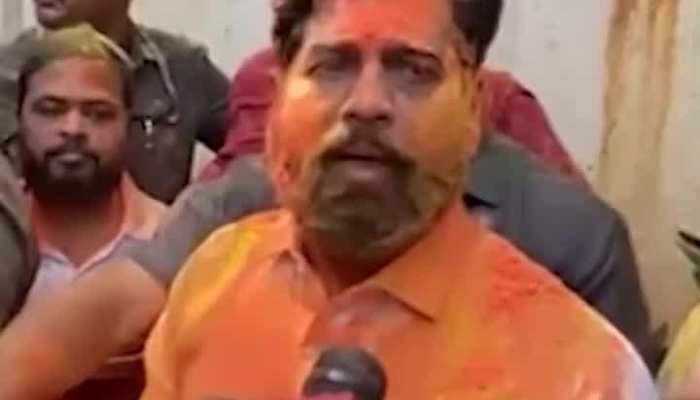 Holi 2023: होली के रंगों में रंगे महाराष्ट्र के CM एकनाथ शिंदे, समर्थकों के साथ जमकर मचाई धूम