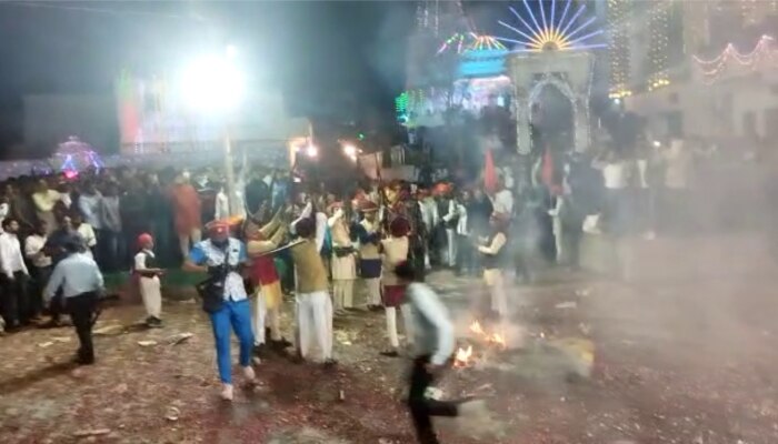 Udaipur News : उदयपुर के इस गांव में गुलाल की जगह बंदूकों की धाय - धाय