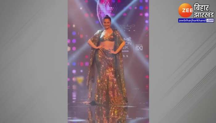 Lakme Fashion Week 2023:  रैंप वॉक करते हुए सोनाक्षी सिन्हा का वीडियो हुआ वायरल, फैंस ने जमकर लताड़ा