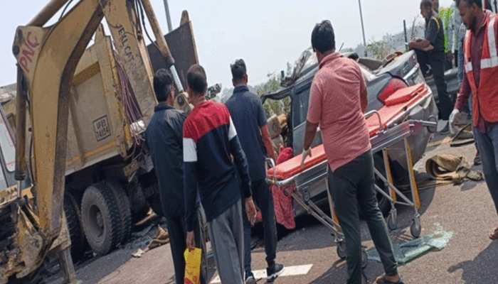 Purvanchal Expressway Accident : लाश लेकर जा रही कार में सवार 5 लोग बने मौत के शिकार