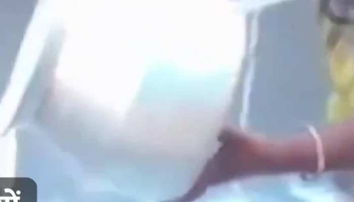 Tamil Nadu के Madurai में किसानों का विरोध प्रदर्शन , सड़कों पर फैलाया दूध