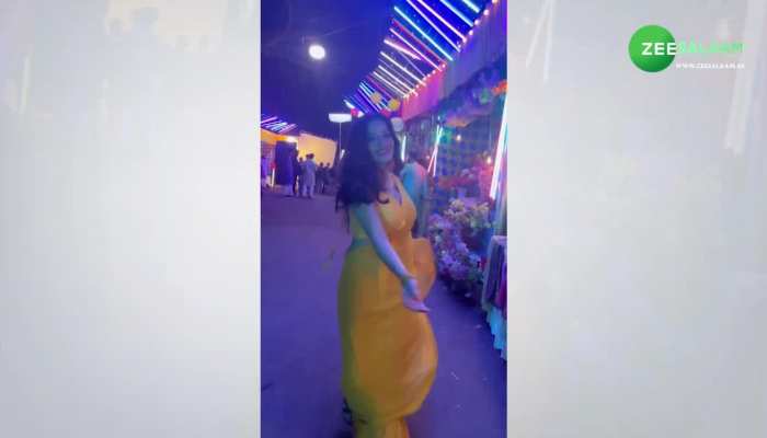 Monalisa In Yellow Saree: 'टिप-टिप बरसा पानी' गाने पर मोनालिसा ने गिराई पल्लू, बाल-बाल बची इज्जत