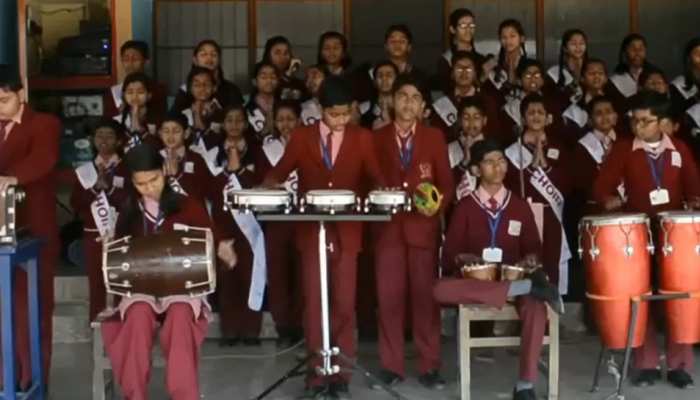 स्कूली बच्चों ने बैंड-बाजा के साथ कुछ ऐसे पढ़ी 'हनुमान चालीसा', टीचर भी हुए हैरान