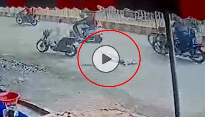 कुत्ते को बाइक से बांधकर घसीटता हुआ ले जा रहा शख्स, CCTV में कैद हुई पूरी घटना