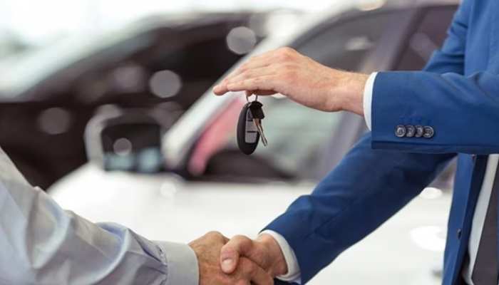 Car Buying Tips: नई कार खरीदने पर ऐसे बचाएं पैसे, डीलरशिप नहीं बना पाएगी आपका उल्लू