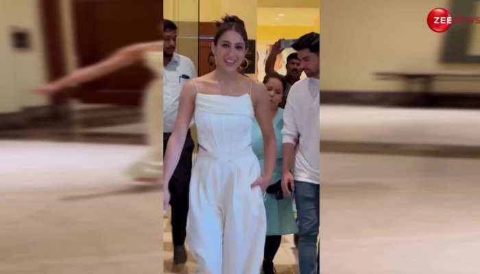 Sara Ali Khan हाई हील्स से हुईं परेशान कभी पकड़ा दरवाजा तो कभी दर्द से छिपाई मुस्कान, देख लोग बोले- अरे फिर पहने ही क्यों ?