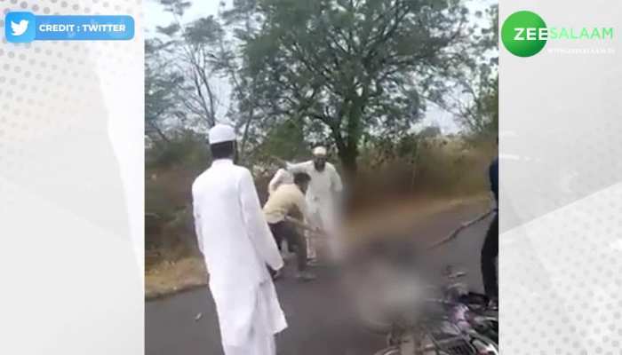 Viral Video: बीच सड़क पर बिजली की तार में लिपट कर तड़प रहा था बाइक सवार;'मौलाना' ने बचाई जान!